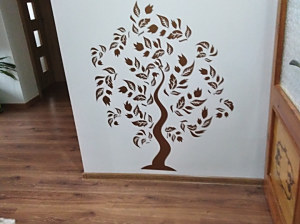 nálepka tx50 na stene v interiéri